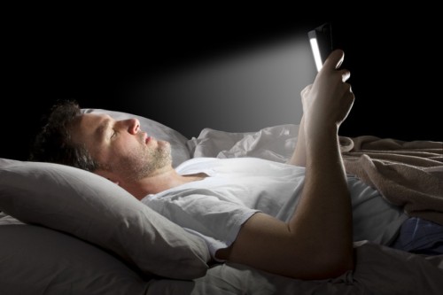 Penggunaan pemancar cahaya perangkat elektronik (LE-book) dalam jam sebelum tidur dapat berdampak buruk terhadap kesehatan secara keseluruhan, kewaspadaan, dan jam sirkadian yang mensinkronisasikan irama harian tidur untuk isyarat waktu lingkungan eksternal.