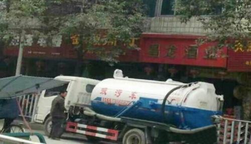  Kecelakaan tragis sekaligus mengenaskan terjadi di Kota Hechi, Tiongkok. Sebuah truk tangki penyedot tinja tiba-tiba meledak hingga isi dalam truk keluar dan menyembur ke jalanan serta toko.
