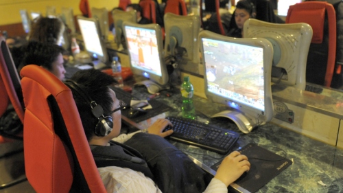 Pengunjung warnet di Beijing sedang main games on lines dengan lawan mainnya di Amerika Serikat. Maraknya penggunaan internet, warung internet selalu menyediakan permainan game.