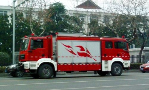Dinas Pemadam Kebakaran kota Nanjing sekarang mengoperasikan mobil pemadam kebakaran dobel kabin depan dan belakang.