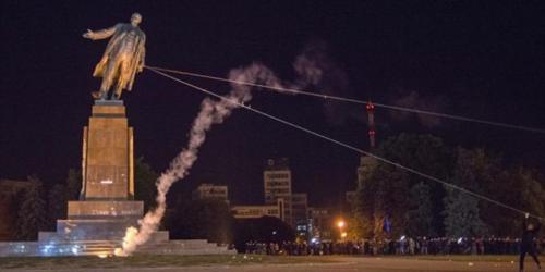 AP Photo Pengunjuk rasa pro-Ukraina merubuhkan patung Vladimir Lenin di kota Kharkiv.