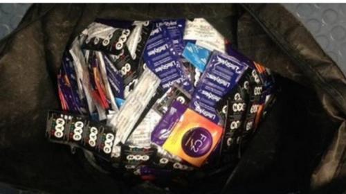 ebuah tas berisi kira-kira 1000 kondom berbagai merek ditemukan di stasiun bus George Washington Bridge, Jum at (30/1/2015). Polisi memeriksa tas tersebut karena awalnya diduga berisi bahan peledak. (Port Authority Police) 