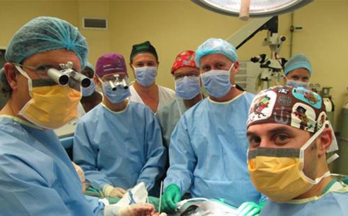 Stellenbosch University dokter melakukan transplantasi sukses penis yang pertama di dunia di Cape Town, Afrika Selatan.
