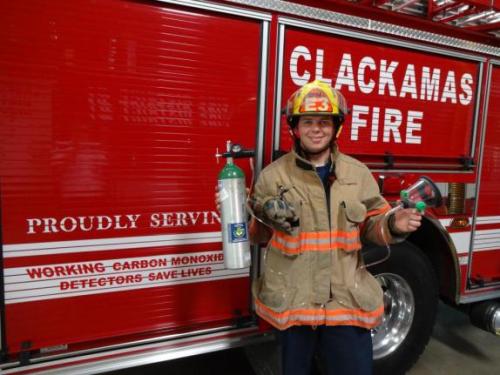 Alat bantu pernapasan untuk dua kucing yang terpapar asap dan api pada saat terjadi kebakaran rumah di Beavercreek,Oregon, AS.