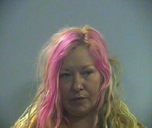 Ashley Sies ( 31 ) wanita yang sedang mabok karena pengaruh narkoba dilarikan ke rumah sakit, setelah kepalanya memar dihantam keramik ajam jago.