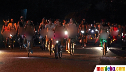 Lampu sepeda memancar terang dari berko sepeda saat melintas di kawasan remang-remang.