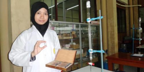 etua Tim Mahasiswa Fakultas Farmasi Universitas Jember, Jawa Timur, Kinanthi Putri Rizki, Menunjukkan Ekstrak Kulit Buah Kakao Yang Bermanfaat Untuk Menyembuhkan Penyakit Kanker Usus Besar. 