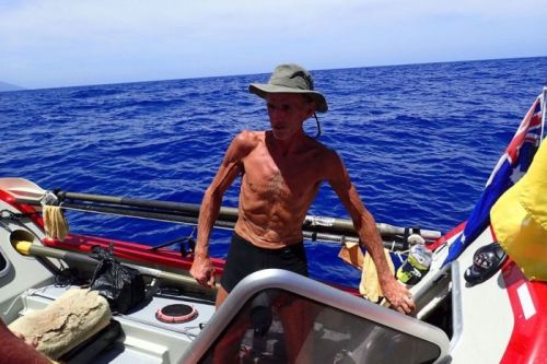  John Beeden dalam kondisi kurus badannya, tetap semangat mengisi waktunya mengecek navigasi perahu dayung di tengah kesunyian Samudra Pasifik.