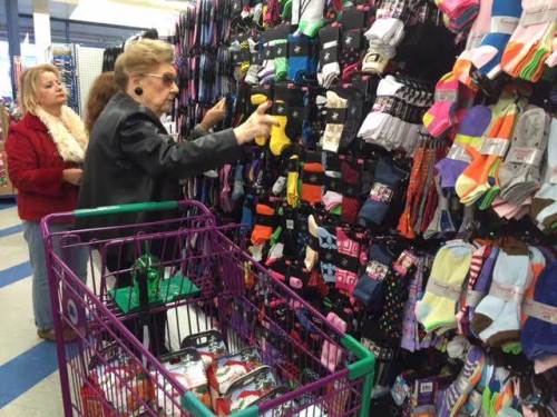 Di toko ini, Donna Goldstein memilih kaus kaki.