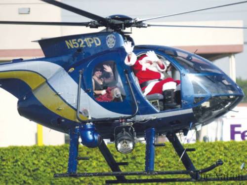 Santa Klaus dan seorang temannya menerbangkan helikopter ke sebuah tempat untuk tujuan jahat. Saat itu ia diburu polisi Sao Paolo.