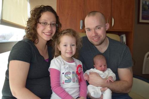 Melissa bersama keluarga barunya, bayi mungil yang dilahirkan tepat di tahun kabisat, 29 Februari 2016. Bayi mungil lucu ini diberi nama Evelyn Joy. Kakaknya Eliana Adaya juga lahir di tahun kabisat empat tahun silam, tepatnya 29 Februari 2012.