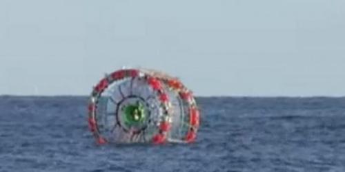 Reza Baluchi, seorang lelaki di Florida, Amerika Serikat, membangun bola raksasa yang digunakan sebagai kapal. Bola itu akan dipakai untuk mengarungi lautan di kawasan Segitiga Bermuda.