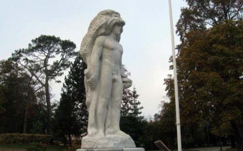 Nude Hercules patung mendapat penis dilepas untuk acara khusus