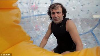 Reza Baluchi, seorang lelaki di Florida, Amerika Serikat, membangun bola raksasa yang digunakan sebagai kapal.