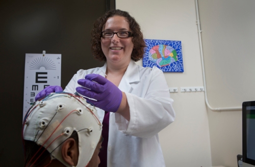 Sarah Laszlo , asisten profesor psikologi difoto di laboratorium-nya di Ilmu 4 . Foto oleh Jonathan Cohen.
