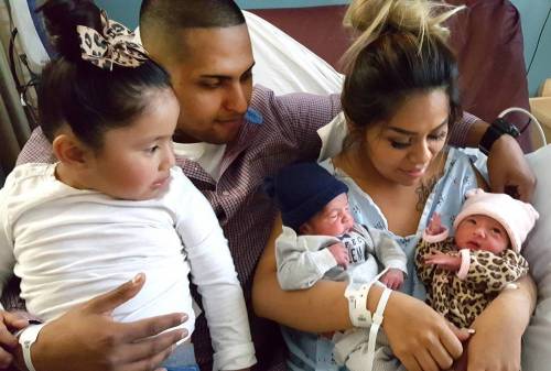Twins Jaelyn, left, and Luis (Picture: AP) Jaelyn lahir di detik-detik akhir 2015 setelah ibunya Maribel Valencia dilarikan ke rumah sakit di San Diego , California . adiknya Luis tiba dua menit kemudian pada tahun 2016 .