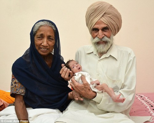 Bangga : Daljinder Kaur , 72 ( kiri ) dan suami Mohinder Singh Gill , 79 , ( kanan) , memiliki anak Armaan pada 19 April setelah dua tahun pengobatan IVF kontroversial.