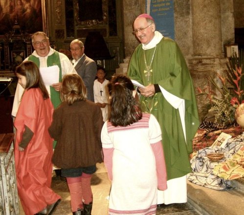 Di jantung katedral , Uskup Mousset ( kanan) dan Bapa Heuillet ( kiri ) disambut anak-anak . Foto DDM .
