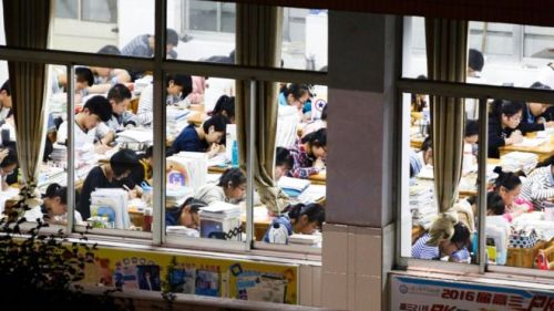 Lebih dari sembilan juta lulusan SMA sedang duduk ujian nasional China , yang Gaokao .