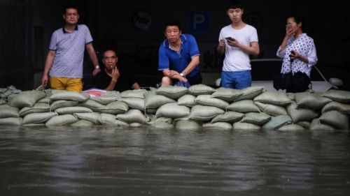 Warga Wuhan masih ada yang bertahan di rumahnya menyaksikan banjir yang semakin tinggi dan lama surutnya.