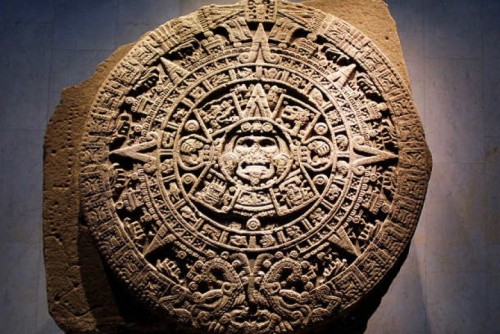  Lingkaran kalender kuno Suku Maya yang dibuat berdasar periode 394 tahun. Menurut FBI, para ahli mengatakan fragmen itu ditemukan di dekat reruntuhan sebuah kuil di Kawasan Petexbatun Guatemala dan sebuah prasasti yang ditemukan pada mereka merupakan bagian dari teks yang berfungsi sebagai kalender primitif.